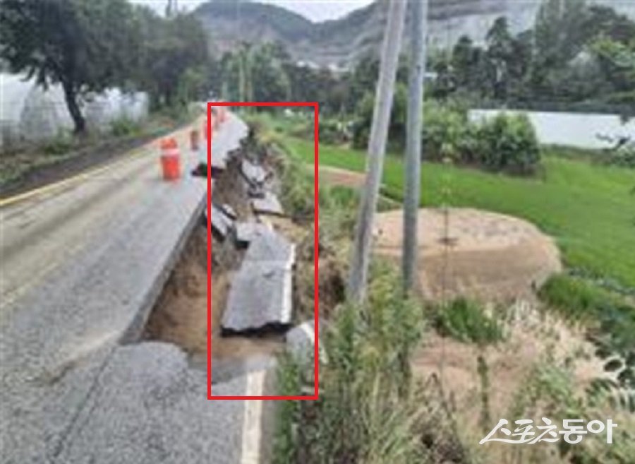 김영환 충청북도지사는 지난 7월 16일부터 17일까지 내린 집중호우로 도내 곳곳에서 피해가 발생함에 따라, 18일 청주시 흥덕구 옥산면 일대 도로 유실 피해 현장을 긴급히 방문해 복구 상황을 점검했다(현장 모습). 사진제공|충북도