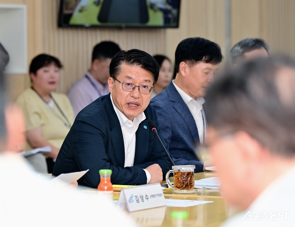 김대순 경기도 행정2부지사는 18일 경기도청 북부청사 상황실에서 ‘경기북부 대개발 2040 의견수렴 간담회’를 열고 각계각층의 의견을 수렴했다. 사진제공ㅣ경기도북부청