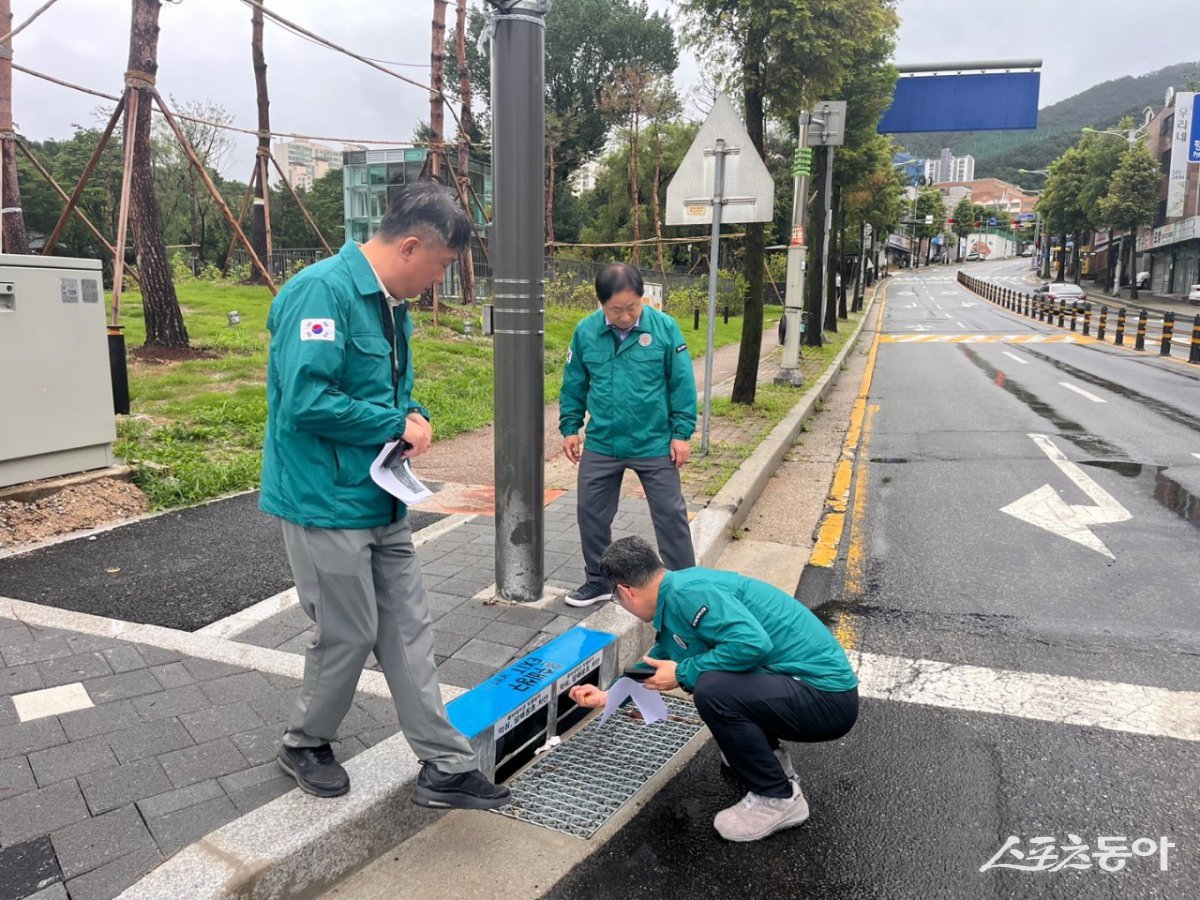 주광덕 남양주시장(가운데)이 19일 호우 피해 취약지역 직접 점검(궁집 앞 도로 현장 점검)하고 있다. 사진제공ㅣ남양주시 