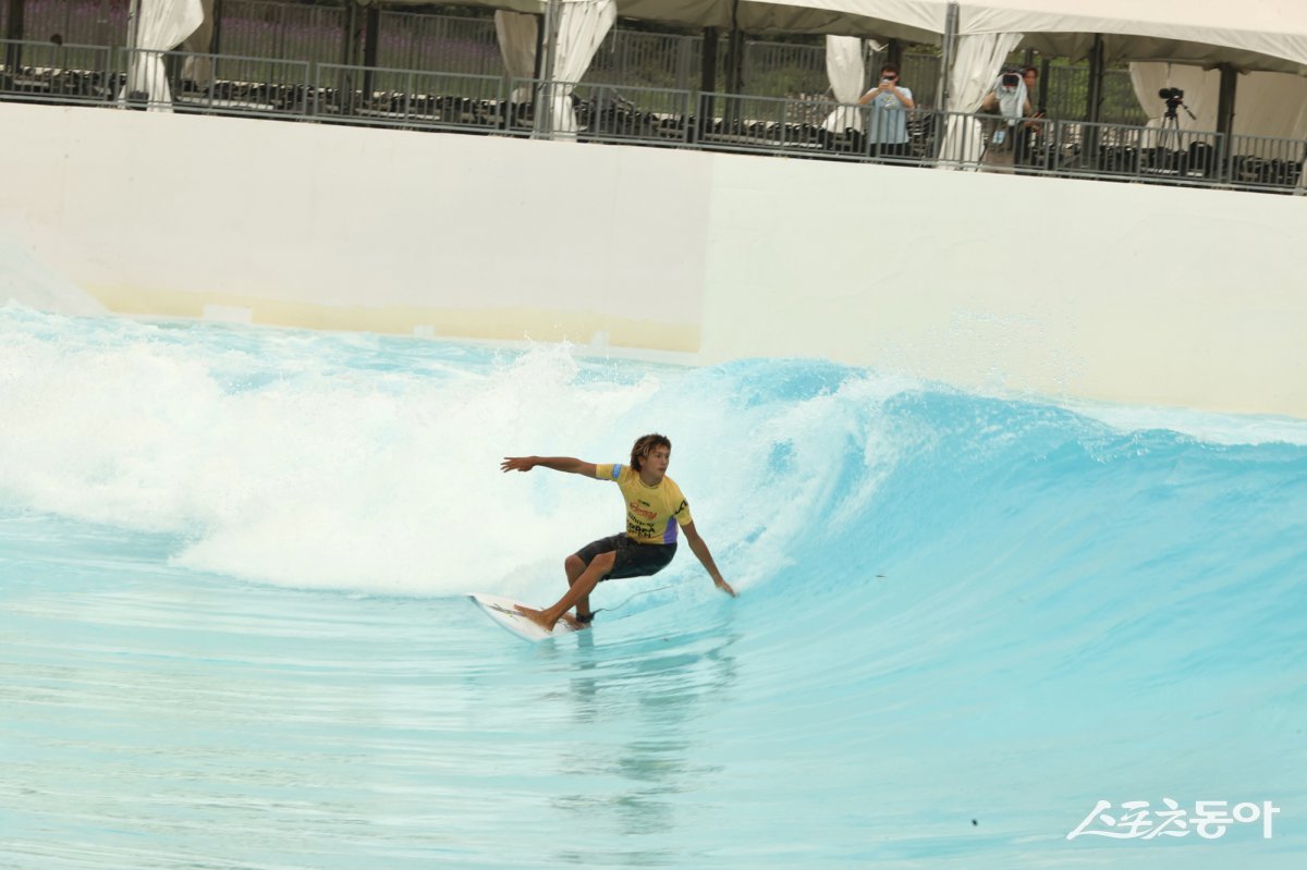 밤새 내린 폭우가 그치고 잔잔한 물결이 이는 시흥 거북섬. ‘2025 월드서프리그(WSL) 시흥 코리아 오픈’의 마지막 날인 7월 20일, 결승전을 앞두고 시흥 웨이브파크 경기장에는 긴장감이 감돌고 있다(서핑 중인 선수들). 사진제공｜시흥시