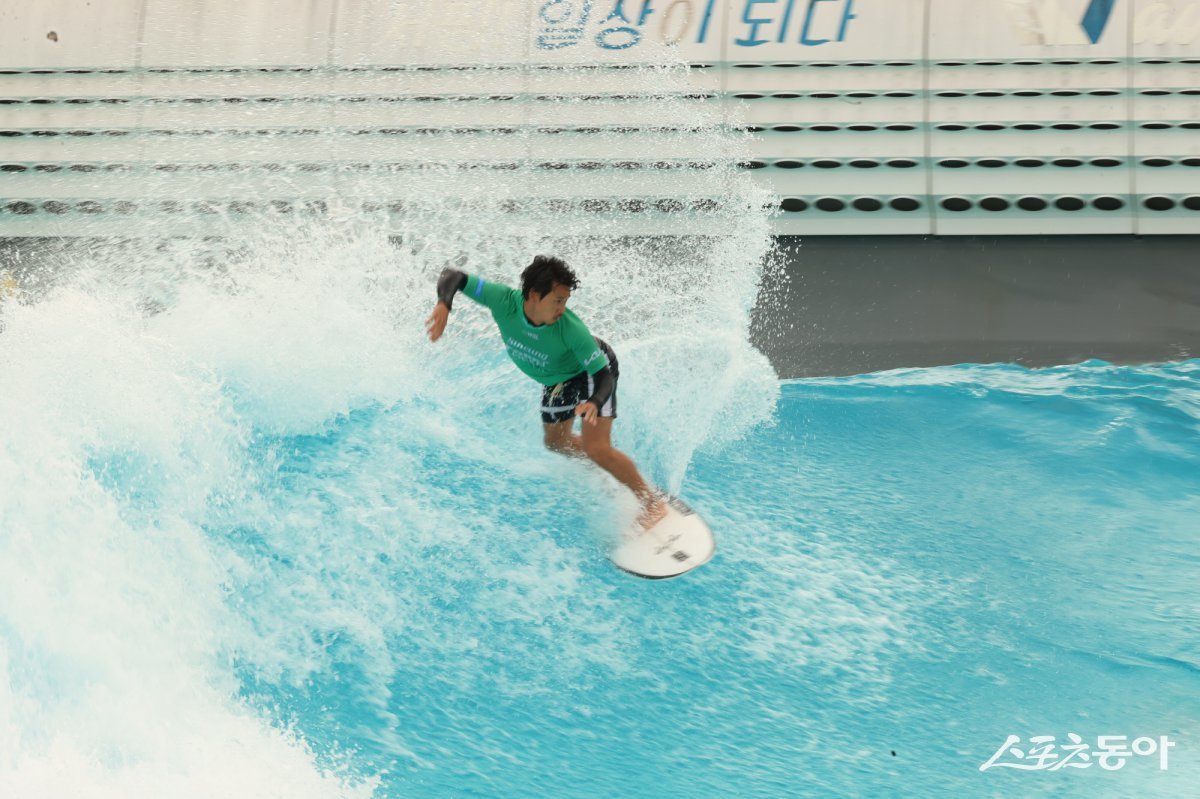 밤새 내린 폭우가 그치고 잔잔한 물결이 이는 시흥 거북섬. ‘2025 월드서프리그(WSL) 시흥 코리아 오픈’의 마지막 날인 7월 20일, 결승전을 앞두고 시흥 웨이브파크 경기장에는 긴장감이 감돌고 있다(서핑 중인 선수들). 사진제공｜시흥시