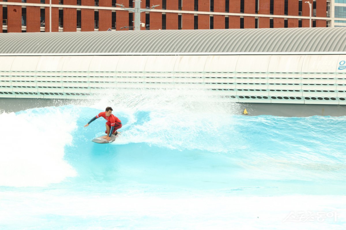 밤새 내린 폭우가 그치고 잔잔한 물결이 이는 시흥 거북섬. ‘2025 월드서프리그(WSL) 시흥 코리아 오픈’의 마지막 날인 7월 20일, 결승전을 앞두고 시흥 웨이브파크 경기장에는 긴장감이 감돌고 있다(서핑 중인 선수들). 사진제공｜시흥시