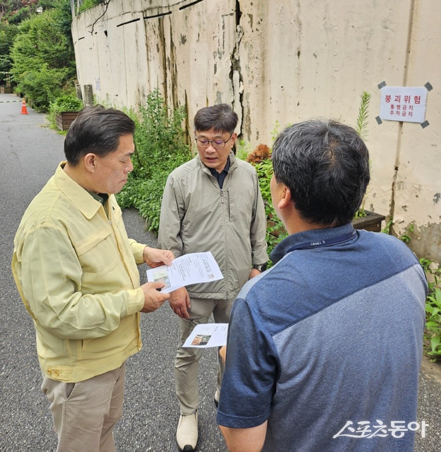 이재준 수원시장(사진 왼쪽에서 첫 번째)이 현장을 점검하고 있다. 사진제공｜수원시