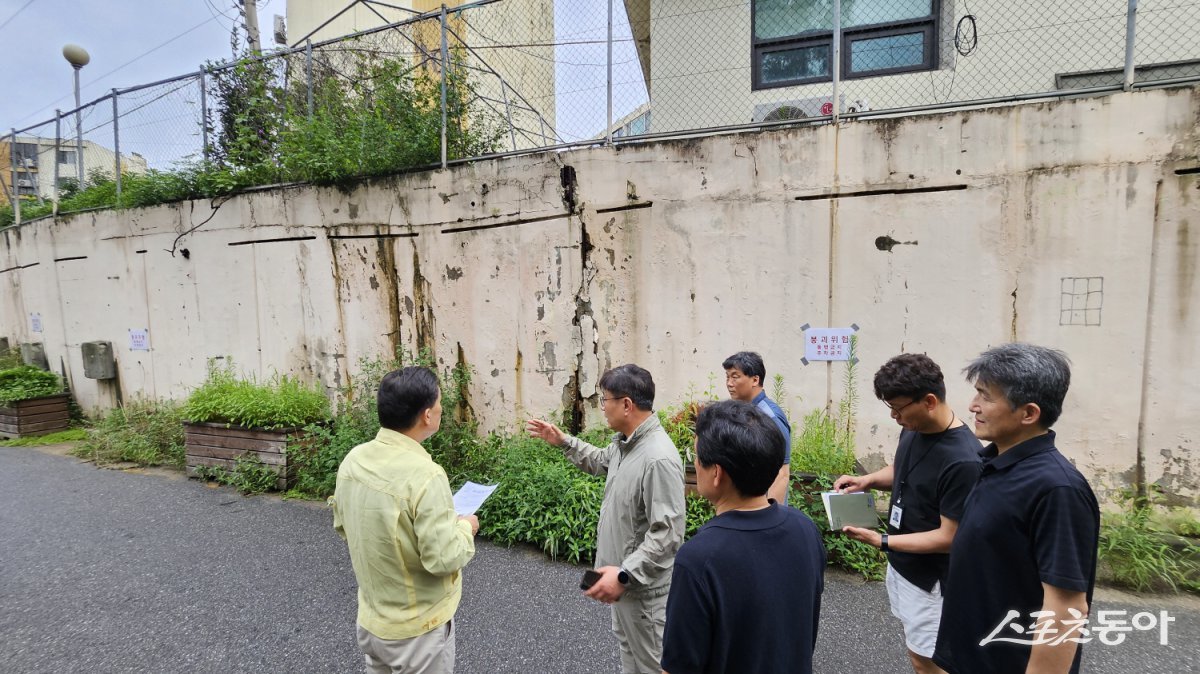 이재준 수원시장(사진 왼쪽에서 첫 번째)이 현장을 점검하고 있다. 사진제공｜수원시
