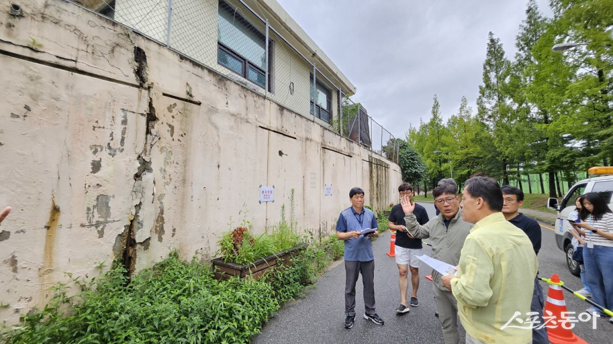이재준 수원시장(사진 왼쪽에서 첫 번째)이 현장을 점검하고 있다. 사진제공｜수원시