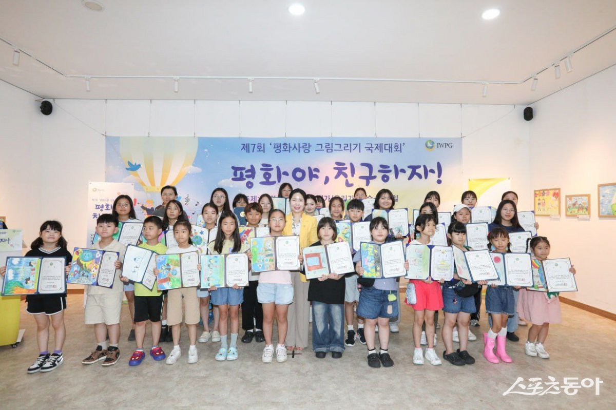 ㈔세계여성평화그룹 부산서부지부가 지난 19일 부산시민공원에서 제7회 ‘평화사랑 그림그리기 국제대회’ 예선 시상식을 성료하고 수상작 전시회를 17~20일 진행한 가운데 참가자들이 기념촬영을 하고 있다. (사진제공=IWPG 부산서부지부)