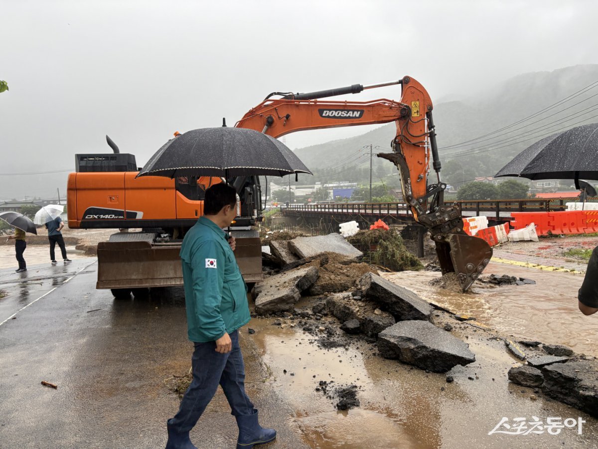 백영현 시장이 20일 재난안전대책본부 비상 3단계를 가동하고 현장을 직접 점검하고 있다. 사진제공ㅣ포천시