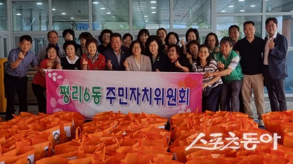 대구시 서구 평리6동 주민자치위원회가 어르신들을 위한 ‘효 꾸러미 나눔’ 경로잔치를 개최했다. 사진제공 ㅣ 서구