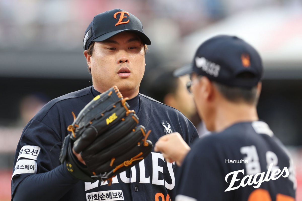 한화 류현진이 20일 수원KT위즈파크에서 열린 KT와 원정경기에 선발등판해 5이닝 무실점 역투를 펼친 뒤 덕아웃으로 들어가고 있다. 사진제공｜한화 이글스