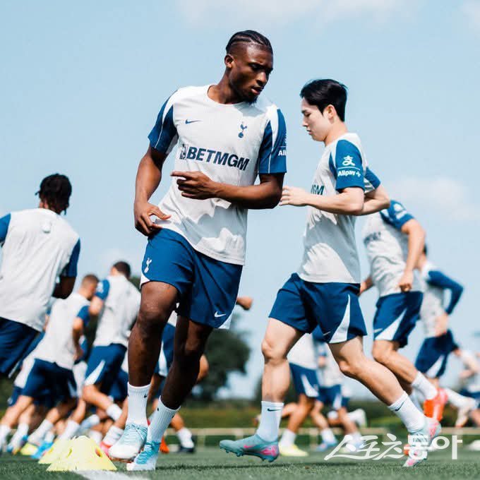 토트넘 양민혁(오른쪽)이 런던 엔필드 클럽하우스 홋스퍼웨이에서 진행 중인 선수단의 프리시즌 훈련에 열중하고 있다. 사진출처|토트넘 홋스퍼 페이스북