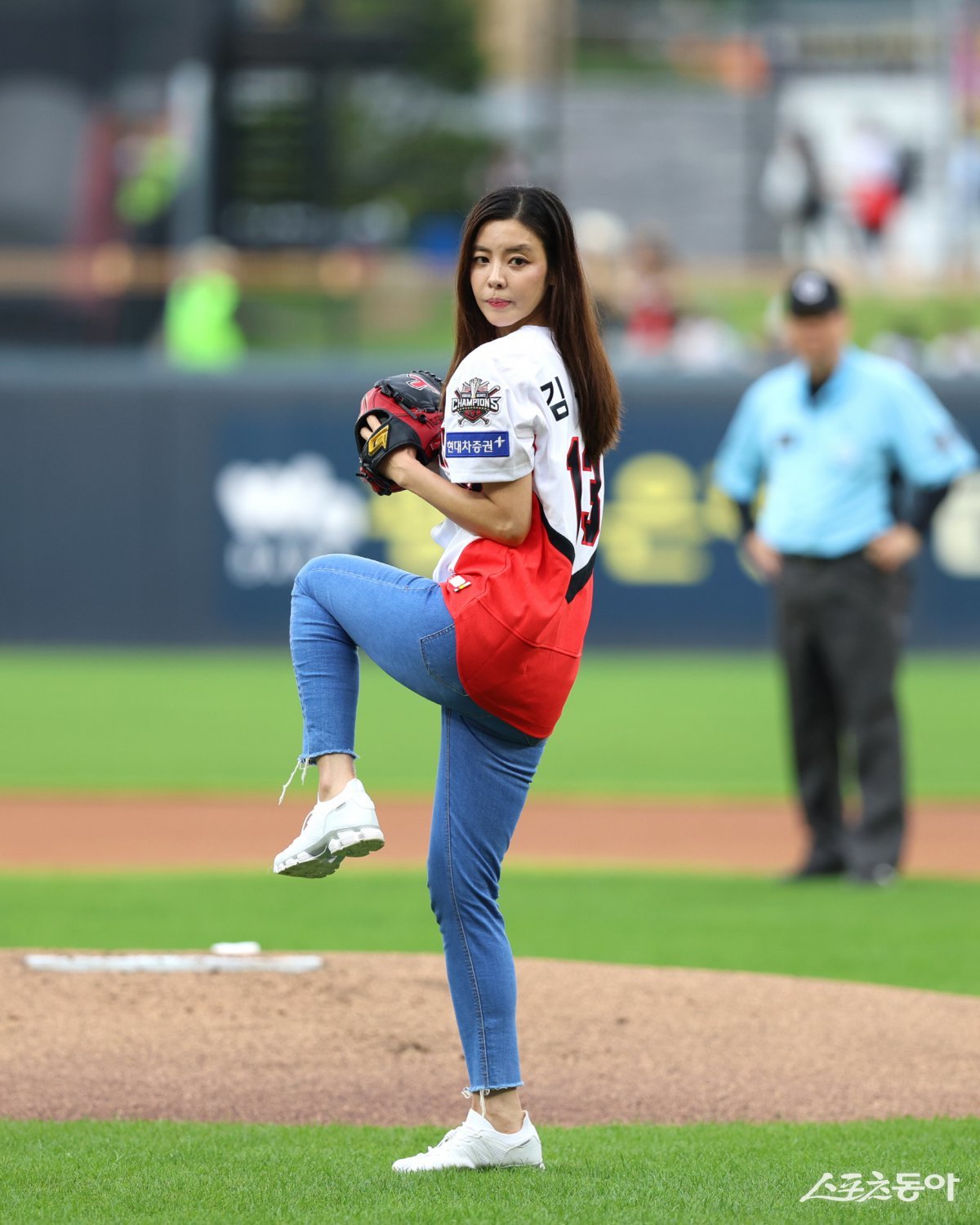 배우 김규리가 지난 20일 광주 기아 챔피언스필드에서 열린 KIA 타이거즈와 NC 다이노스 경기 시구에 나선 모습. 사진제공=전남도