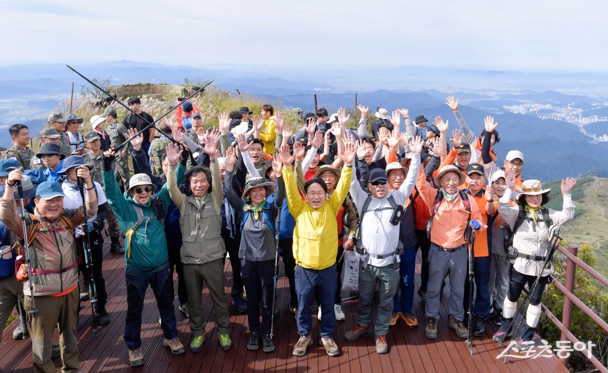 강기정 광주광역시장이 지난 2023년 9월23일 오전 무등산 서석대 일원에서 열린 ‘무등산 정상 상시개방 개통식’에 참석해 인왕봉 전망대에 올라 시민들과 만세를 외치고 있다. 사진제공=광주광역시