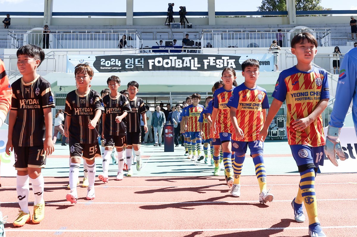 ‘영덕 풋볼 페스타 서머리그’가 25일부터 28일까지 영덕군 일원에서 개최된다. 다양한 연령대의 대회가 진행되는 것은 물론, 해외교류연수 지원과 상금 및 부상이 준비돼 있어 눈길을 끈다. 지난해 열린 대회에서 경기장에 입장하는 유소년 선수들. 사진제공|베스트일레븐