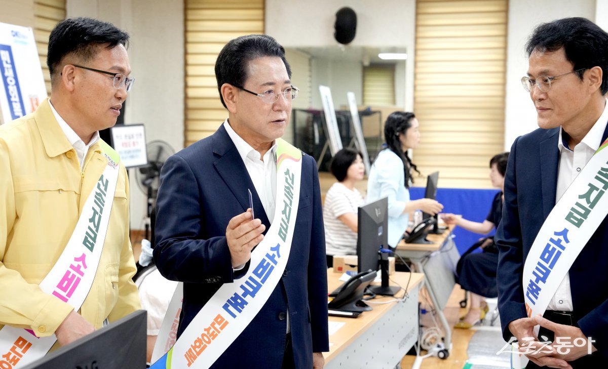 김영록 전라남도지사가 21일 목포시 부주동 행정복지센터를 방문, 관계자들을 격려하고 도민들과 인사를 나누고 있다. 사진제공=전남도
