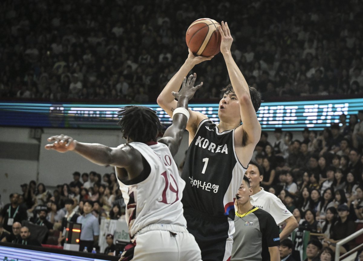 남자농구국가대표팀 포워드 이현중(오른쪽)은 일본, 카타르와 4차례 평가전에서 평균 21.3점·10.0리바운드를 기록하며 존재감을 뽐냈다. 안준호 대표팀 감독은 그의 실력은 물론 대표팀을 위해 헌신하는 자세에도 박수를 보냈다. 20일 카타르전에서 무스타파 은다오의 수비를 뚫고 3점슛을 시도하는 이현중. 사진제공｜대한민국농구협회