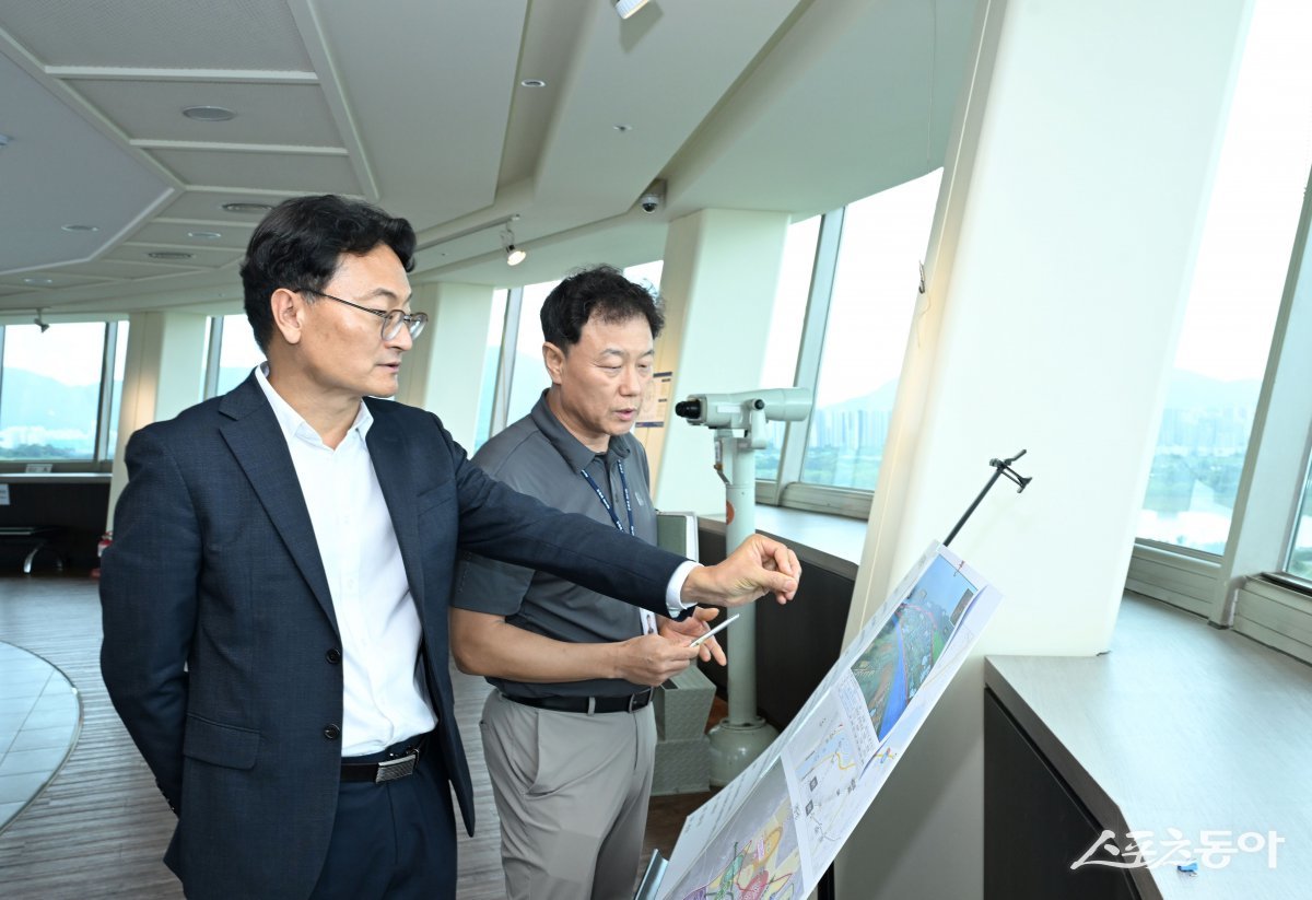 엄진섭 구리 부시장 지난 18일 주요 사업장 시설 현장 점검하고 있다. 사진제공ㅣ구리시