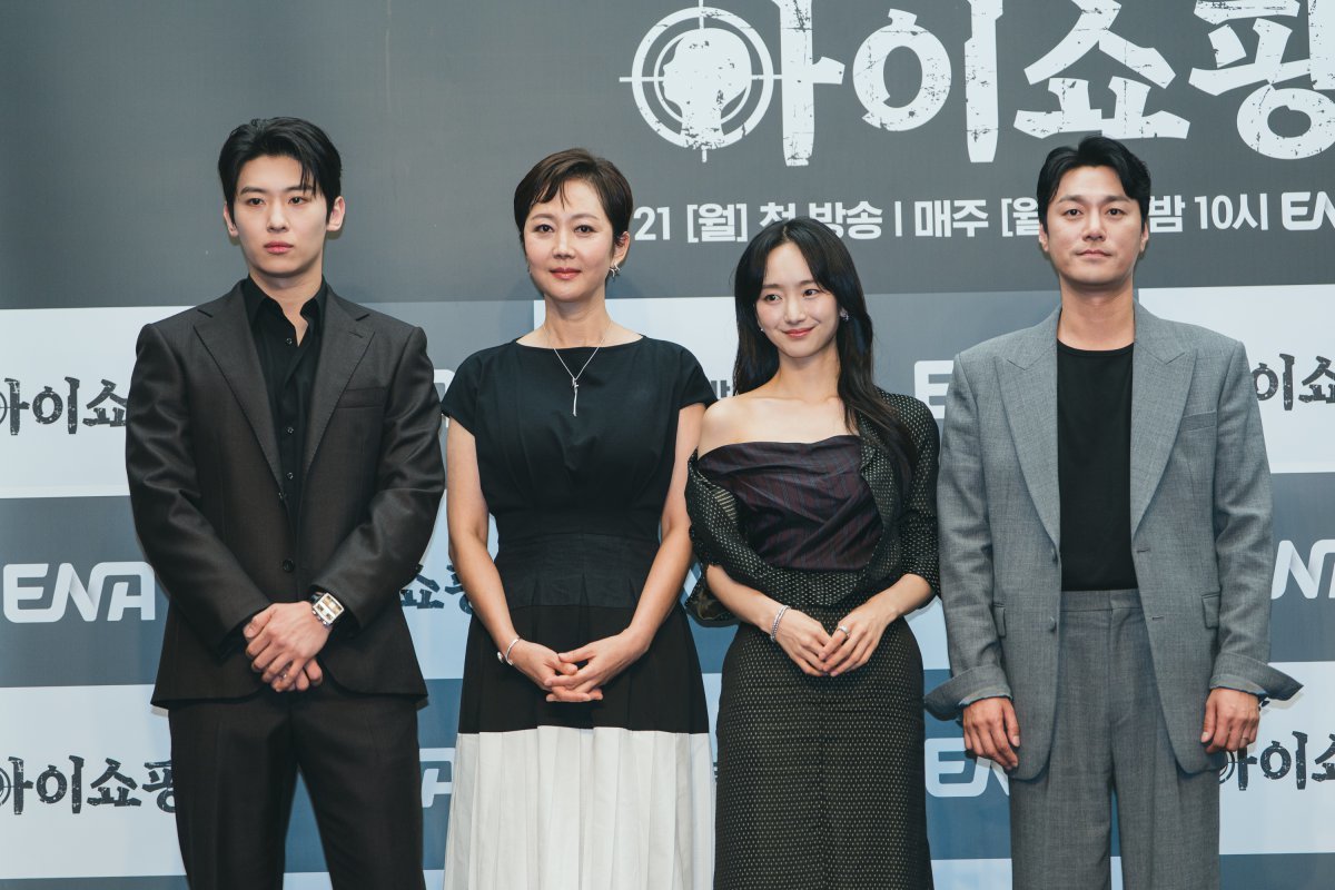 배우 김진영, 염정아, 원진아, 최영준(왼쪽부터)이 불법 입양 카르텔이란 파격 소재를 다룬 ENA의 새 월화 드라마 ‘아이쇼핑’을 통해 빛과 어둠의 선명한 대비를 그릴 예정이다. 사진제공 | ENA