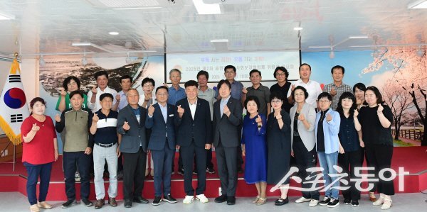 김천시 지역사회보장협의체가 읍면동위원장이 참석한 간담회에서 기념 촬영하고 있다.  사진제공 ㅣ 김천시