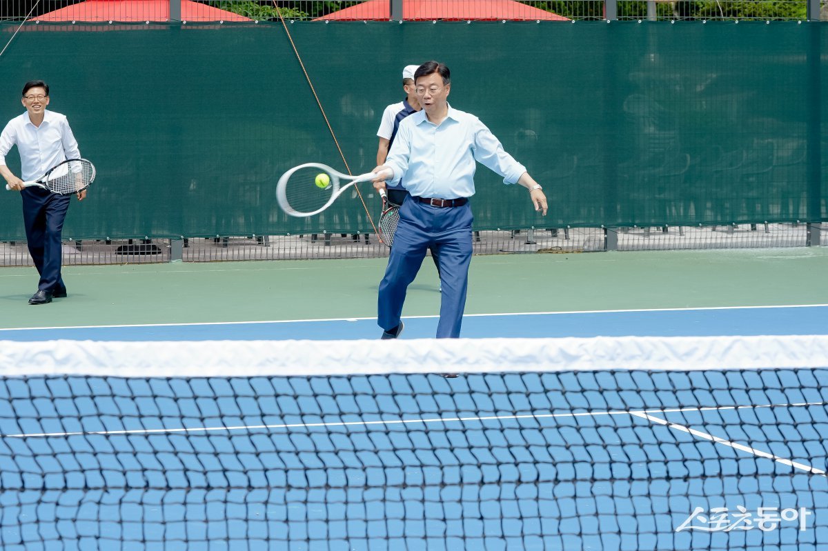 개장식에 참석한 신상진 성남시장이 새로 조성된 테니스 코트에서 기념 시타를 하고 있다. 사진제공ㅣ성남시