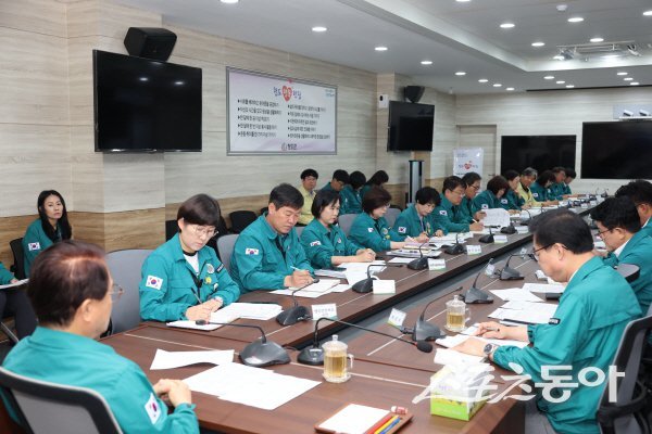 김하수 청도군수가 집중호우로 인한 피해 복구와 체계적인 복구계획 수립을 당부하고 있다. 사진제공 ㅣ 청도군