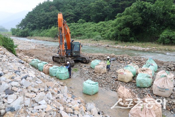 청도군이 집중 호우로 인한 피해에 대한 응급 복구작업을 진행하고 있다. 사진제공 ㅣ 청도군