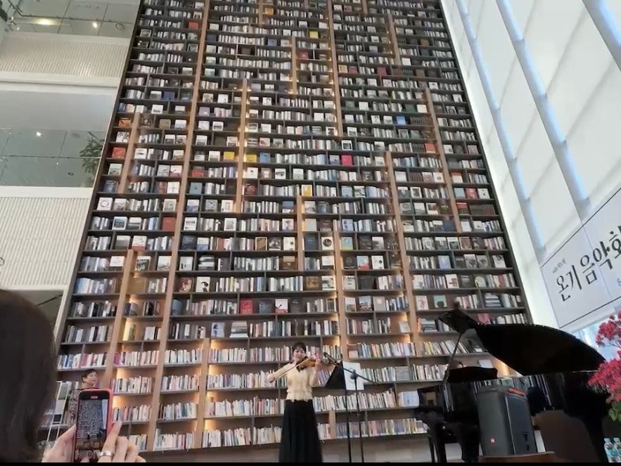 온기 음악회에서 연주하고 있는 유시연 교수