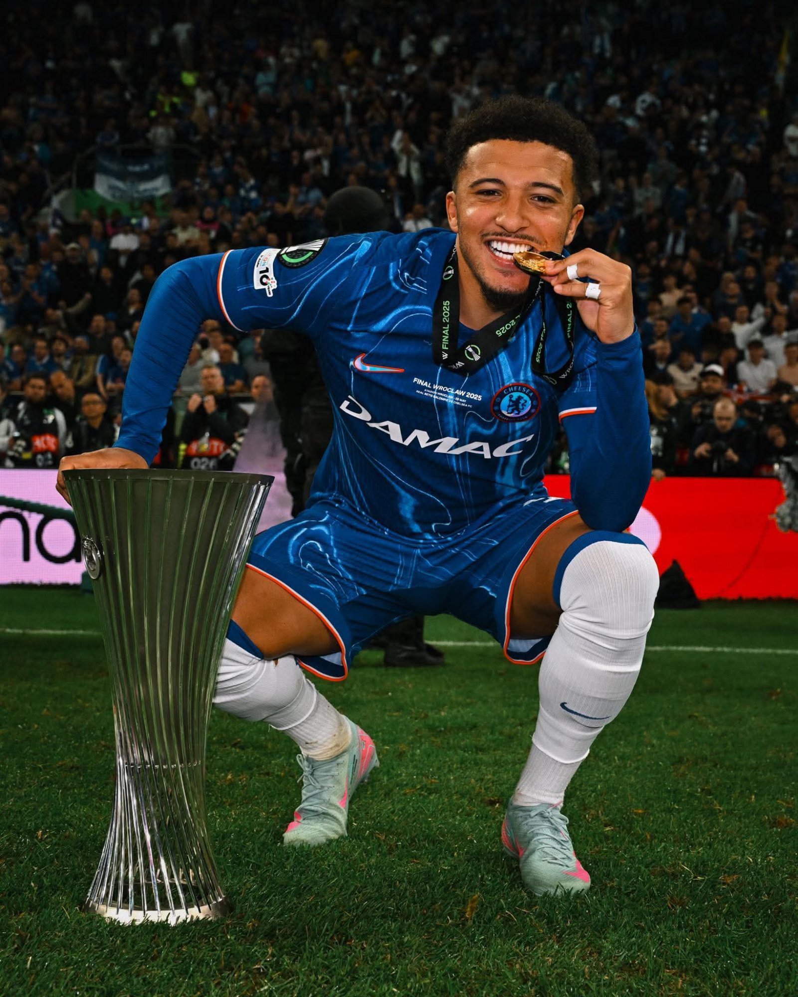 맨유 소속으로 지난 시즌 첼시에 임대됐던 제이든 산초가 유벤투스 이적을 앞두고 있다. 5월 폴란드 보츠와코프에서 열린 UEFA 컨퍼런스리그 결승전에서 우승한 뒤 트로피 앞에서 포즈를 취한 모습. 사진출처|첼시 페이스북