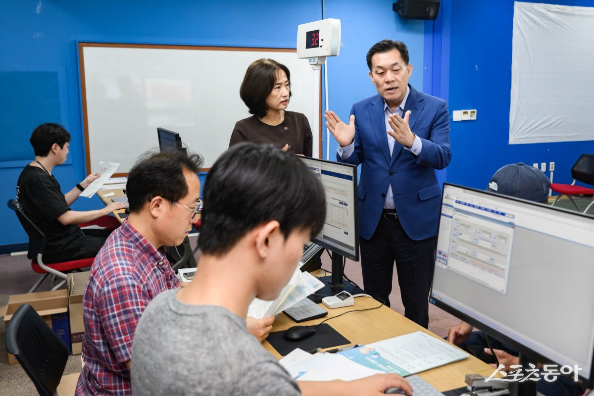 이재준 수원시장이 인계동 행정복지센터에서 현장을 점검하고 있다. 사진제공｜수원시
