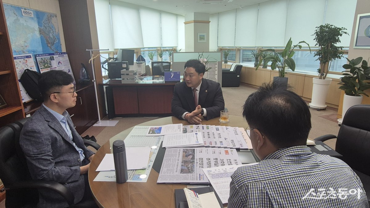 경기도의회 고준호 의원(국민의힘, 파주1)은 지난 21일 경기도경제과학진흥원(이하 경과원)을 방문해 김현곤 원장과 정담회를 갖고, 경과원의 1차 이전 계획과 관련해 “파주시 운정1동이 완전 이전의 전략적 출발점”이라고 공식 제안했다. 사진제공｜고준호 의원