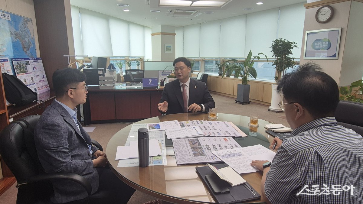 경기도의회 고준호 의원(국민의힘, 파주1)은 지난 21일 경기도경제과학진흥원(이하 경과원)을 방문해 김현곤 원장과 정담회를 갖고, 경과원의 1차 이전 계획과 관련해 “파주시 운정1동이 완전 이전의 전략적 출발점”이라고 공식 제안했다. 사진제공｜고준호 의원
