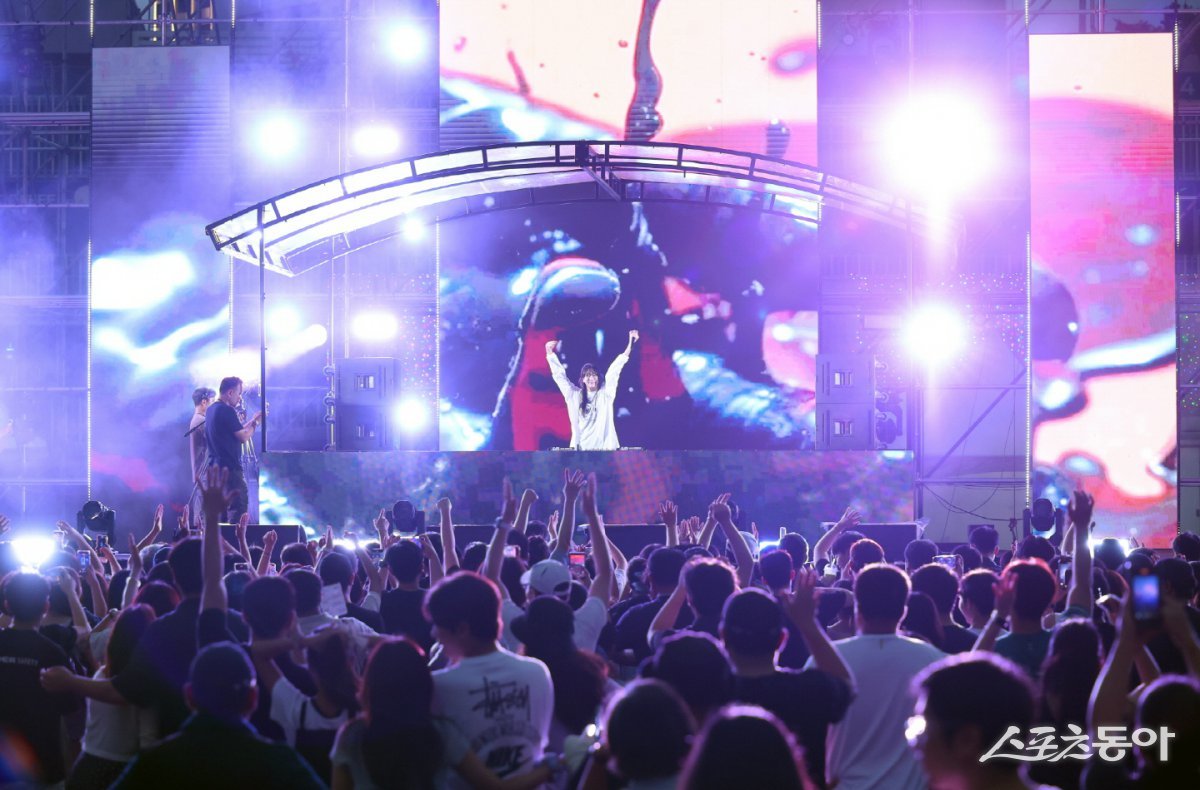 지난 18일 밤 열린 써머비트 페스티벌에서 DJ수빈이 열정적인 무대를 선보이고 있다. 사진제공|시흥시