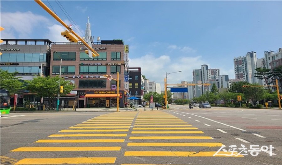 인천시는 올해 12월까지 어린이 교통사고 예방과 보행 안전 강화를 위해 총 26억 원을 투입, 관내 62개소 어린이보호구역에 경보등과 바닥형 보행신호등, 적색잔여시간표시기 등을 확대 설치한다(설치 모습). 사진제공｜인천시