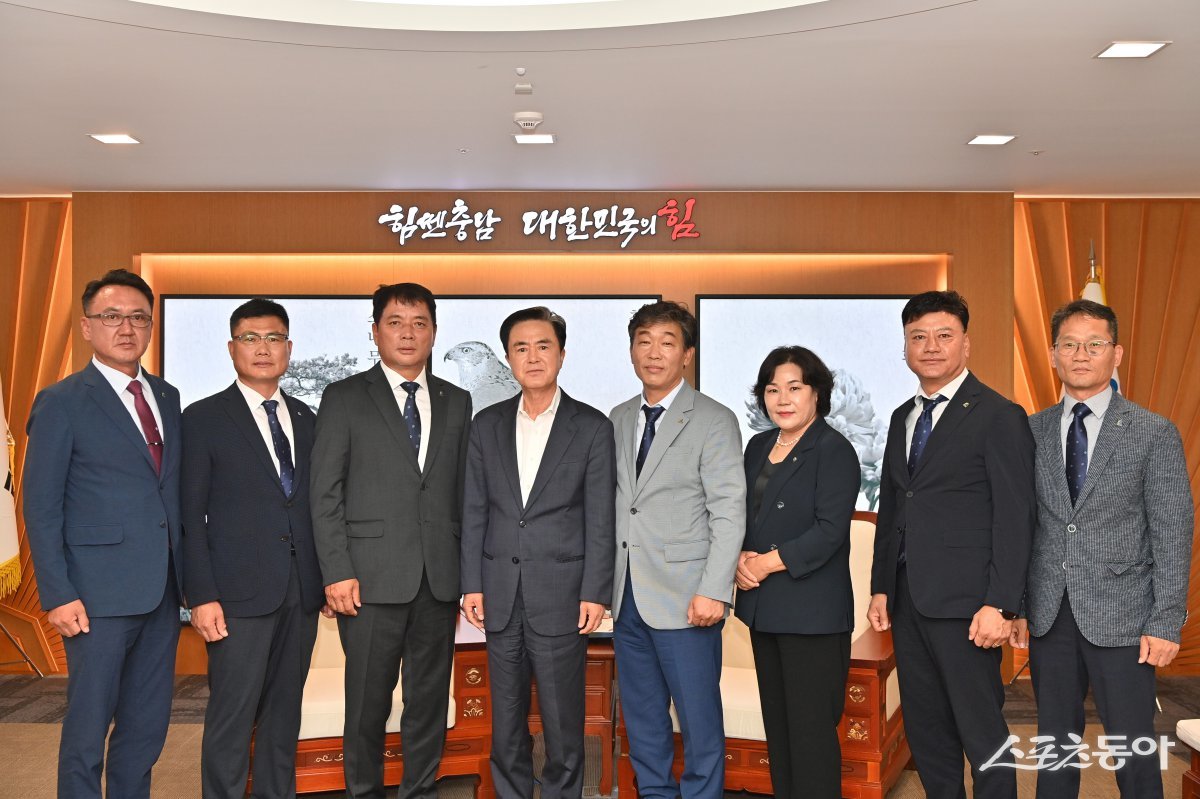 김태흠 충남도지사는 지난 21일 도청 접견실에서 대한전문건설협회 세종시·충남도회 회장단과 만나 지역 건설산업의 현안과 발전 방안을 논의했다. 사진제공｜충남도