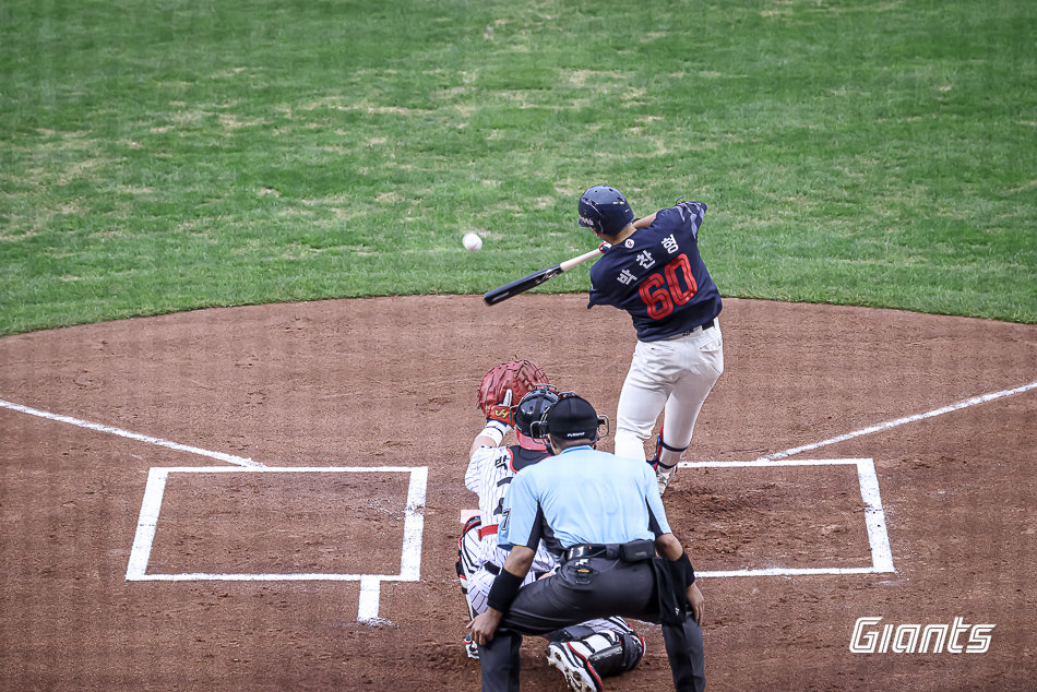 롯데 박찬형이 19일 잠실구장에서 열린 LG와 원정경기 도중 타격을 시도하고 있다. 사진제공|롯데 자이언츠
