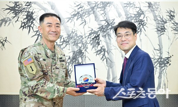 김정기 대구시장 권한대행(오른쪽)이 주한미군 제19지원사령관 진 H.박(Jin H. Pak) 준장을 환영하고 있다. 사진제공 ㅣ 대구시