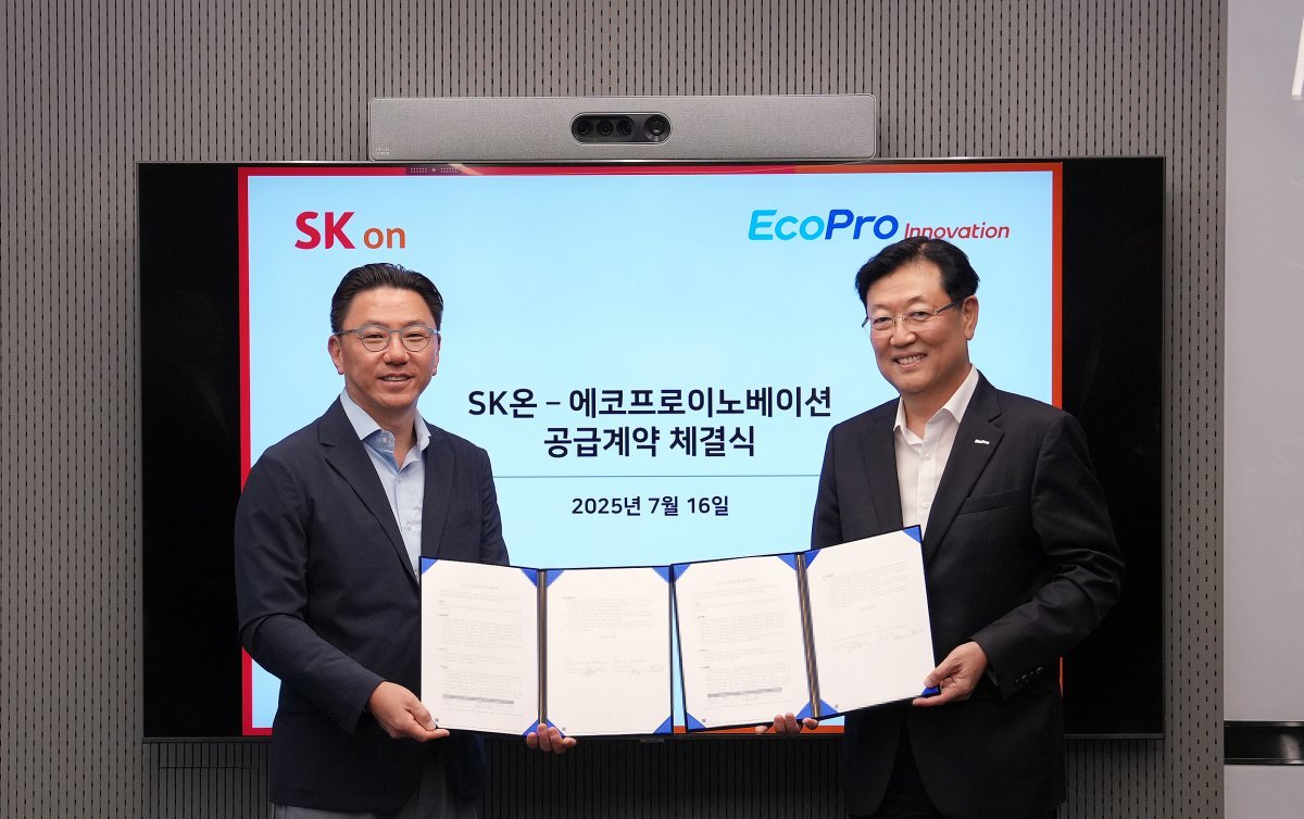 박종진 SK온 전략구매실장(좌측)과 김윤태 에코프로이노베이션 대표가 서울 종로구 SK온 그린캠퍼스에서 수산화리튬 공급 계약 체결 후 기념 촬영에 임하고 있다. 사진제공 ｜SK온