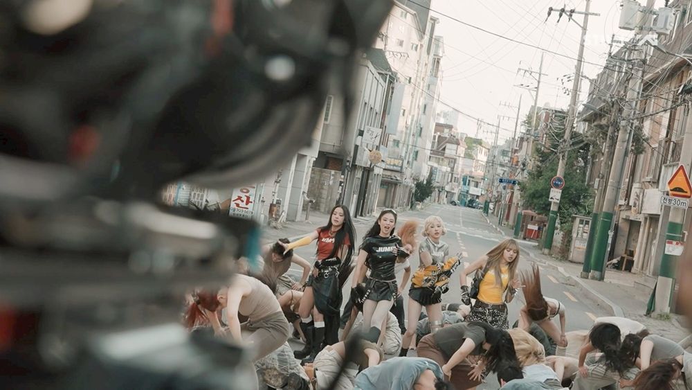 블랙핑크가 신곡 ‘뛰어’의 뮤직비디오 비하인드 영상을 통해 촬영 현장의 열기와 팀워크를 공개했다. 한국적 미장센과 글로벌 스태프의 협업으로 완성된 이번 영상은 전 세계 팬들의 뜨거운 반응을 이끌고 있다. 사진제공|YG엔터테인먼트