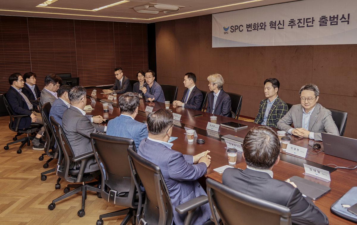  서울 양재동 SPC그룹 본사에서 21일 열린 SPC그룹 ‘변화와 혁신 추진단’ 출범식에서 송영수 파리크라상 노조위원장(뒷줄 왼쪽에서 세 번째) 발언하고 있다. 사진제공 ｜SPC그룹