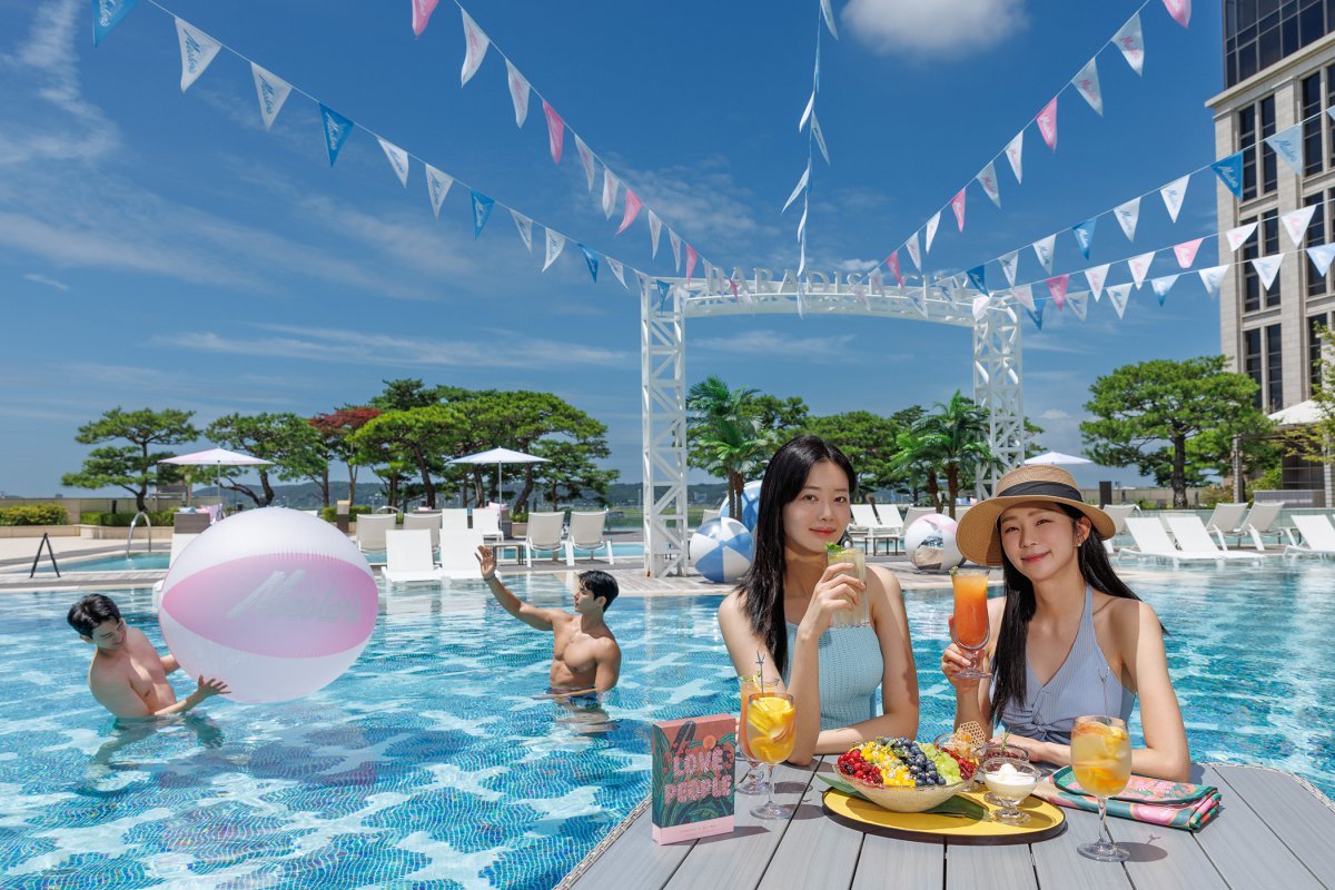 파라다이스시티가 조엘 메슬러와의 협업으로 작품 이미지를 차용한 환경을 연출했다. 아웃도어 풀 모습