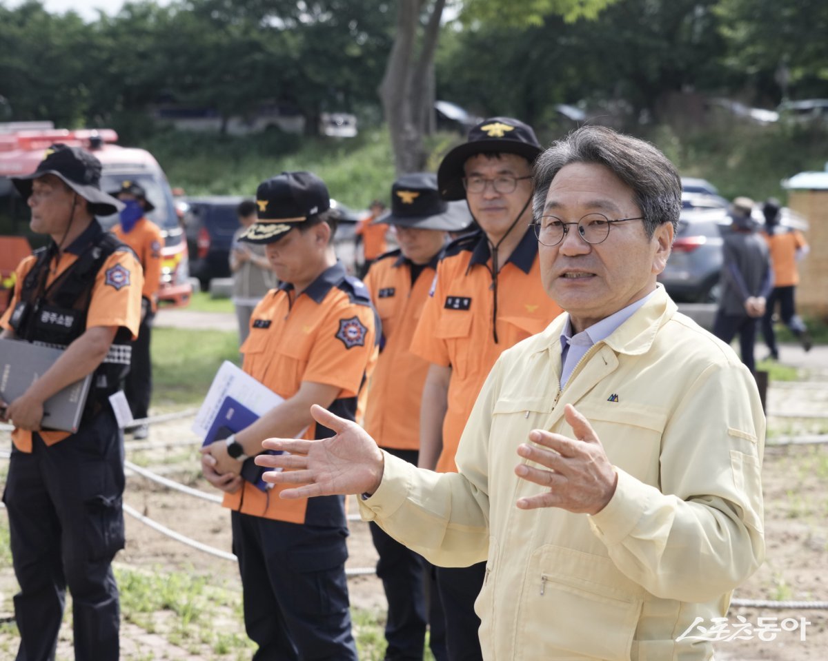 강기정 광주광역시장이 22일 오전 서구 극락교를 찾아 집중호우로 인한 실종자 집중수색을 앞두고 있는 대원들의 안전을 당부하고 있다. 사진제공=광주광역시