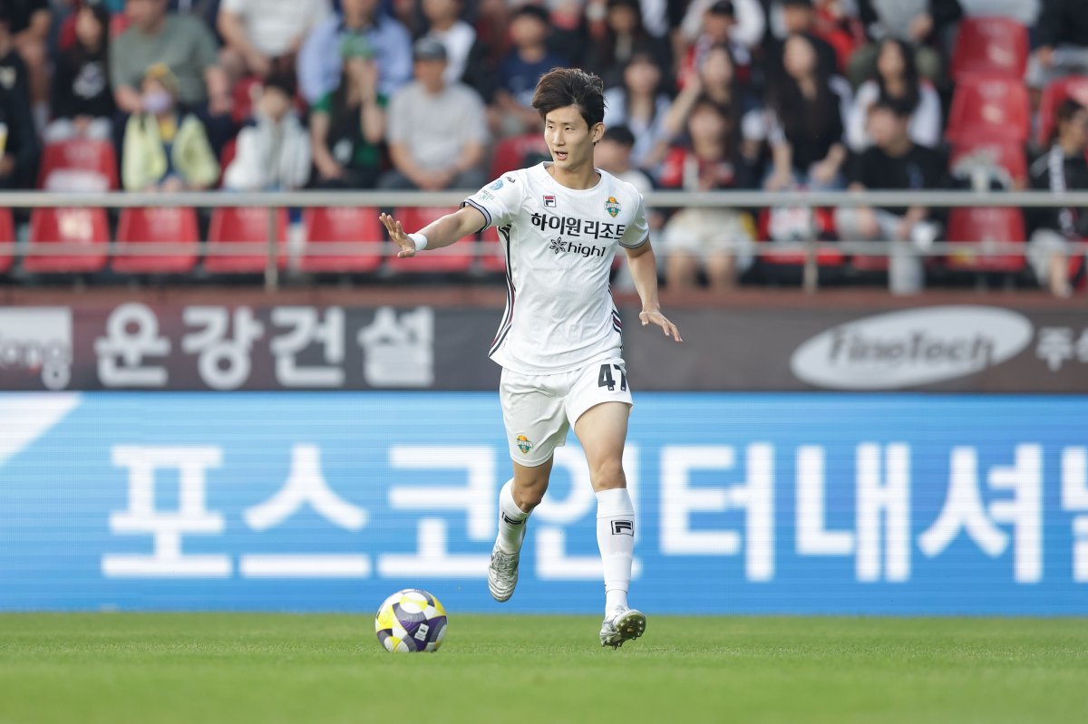 강원 신민하는 연령별대표팀과 소속팀에서 안정적인 수비력을 바탕으로 주목받고 있는 센터백 유망주다. 아직 국가대표팀 경력은 없지만, 홍명보 감독을 비롯한 대표팀 코칭스태프가 그를 눈여겨 보고 있다. 사진제공|한국프로축구연맹