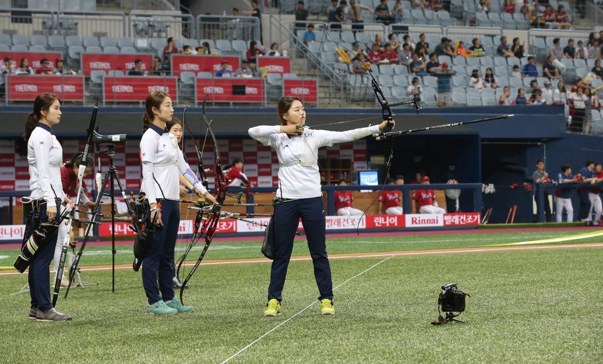 양궁국가대표팀이 9월 광주에서 열릴 2025세계양궁선수권대회를 대비하고자 올해도 야구장 훈련을 실시한다. 2000시드니올림픽을 앞두고 처음으로 시작된 이 훈련은 선수들의 집중력과 담력을 키우는 데 큰 도움이 됐다. 사진은 2016리우데자네이루올림픽을 앞두고 그해 7월 3일 고척 KIA-넥센 경기에서 야구장 훈련을 한 여자양궁대표팀 선수들. 스포츠동아DB
