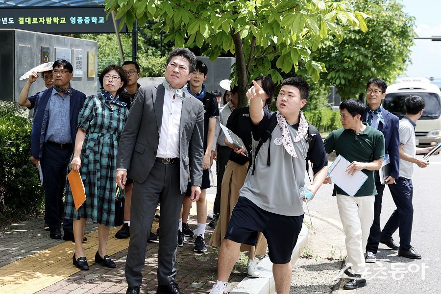 김정헌 인천 중구청장이 청소년과 함께 영종국제도시 현안 해결 현장 행보에 나섰다. 사진제공｜인천 중구청