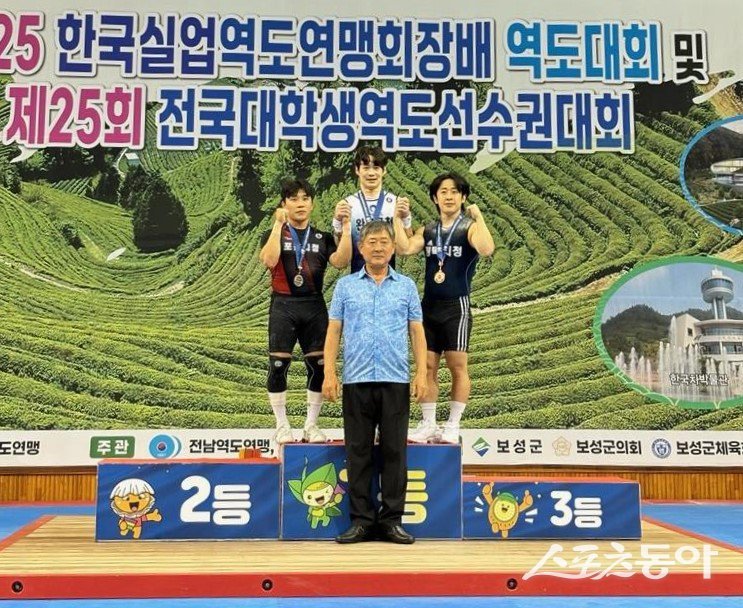 금메달 3개를 획득한 완도군청 역도실업팀 김동민 선수(가운데). 사진제공=완도군