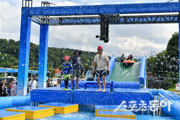 지난해 시원축제에서 아빠와 아들이 물놀이 어트렉션 미션3종 부표건너기에 도전하고 있는 모습. 사진제공ㅣ영주시