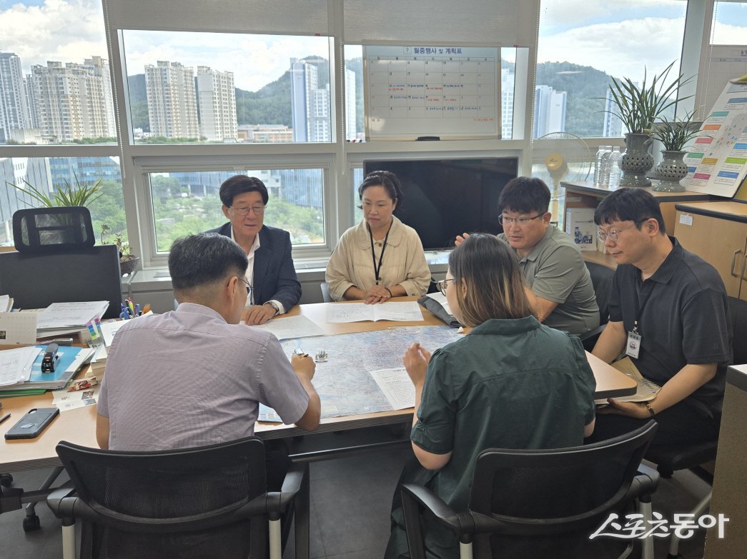 정종복 기장군수(뒤편 좌측 첫번째)가 기재부 관계자를 만나 정관선 예타 통과의 필요성을 설명하고 있다. (사진제공=기장군)