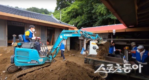영양군 산불대책위원회가 산청군 수해복구를 하고 있는 모습. 사진제공ㅣ영양군