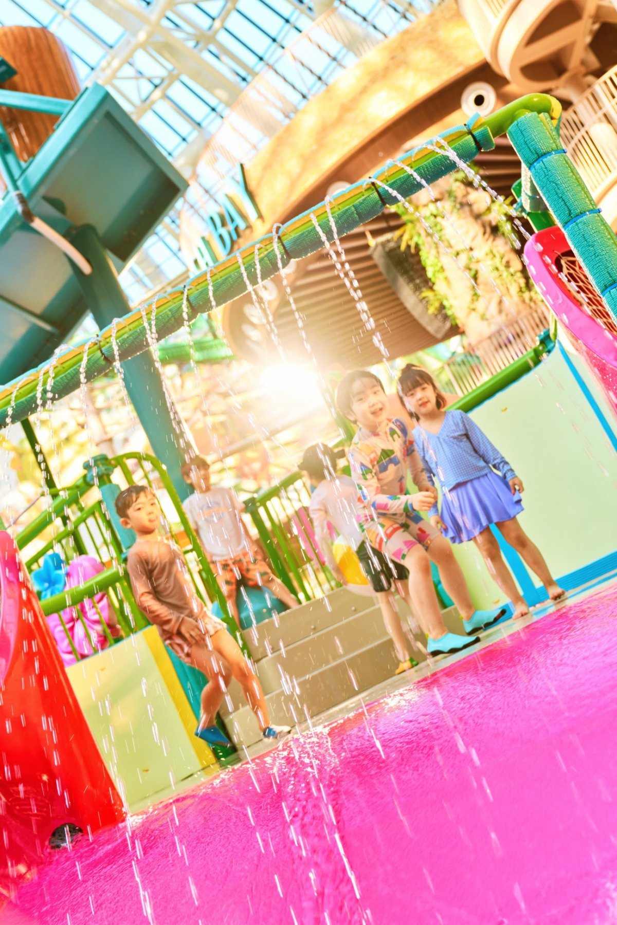 낮 시간 동안에는 스플래시 베이에서 다양한 가족친화적 이벤트를 즐길 수 있다.