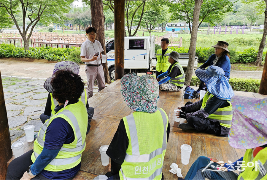 인천시설공단, 나한주 가족공원사업단장이 기간제 근로자들과 음료를 마시며 담소를 나누고 있다. 사진제공|인천시설공단