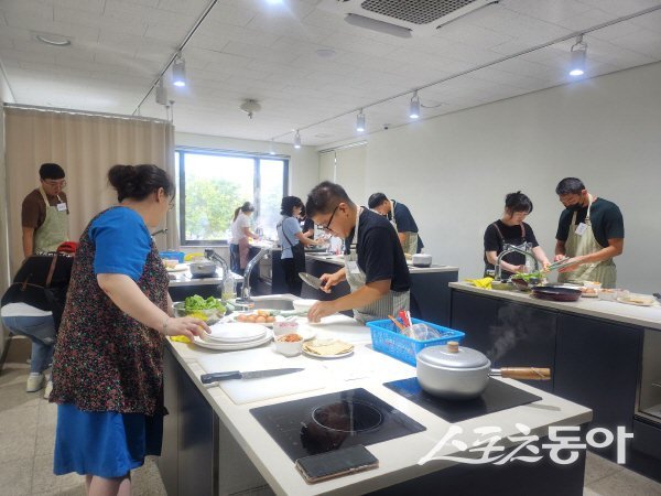 구미먹거리통합지원센터 공유주방에서 요리 체험 프로그램 활동을 하고 있다. 사진제공 ㅣ 구미시